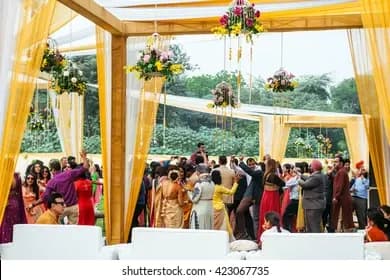 How to Make Wedding Guests Feel Like Royalty
